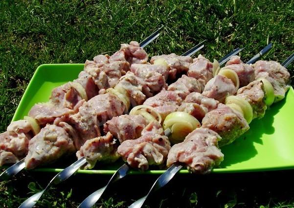 Шаг 5 приготовления Шашлык из свинины с луком на углях