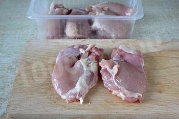 Шаг 1 приготовления Куриные бёдрышки без кости с овощами и сыром