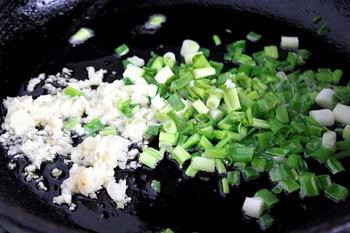 Шаг 2 приготовления Куриные бёдрышки без кости с овощами и сыром