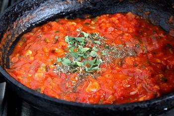 Шаг 3 приготовления Куриные бёдрышки без кости с овощами и сыром