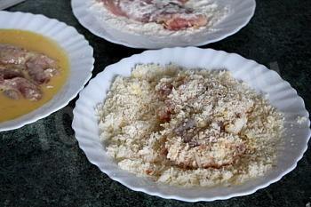 Шаг 4 приготовления Куриные бёдрышки без кости с овощами и сыром