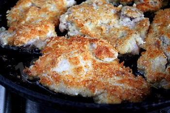 Шаг 5 приготовления Куриные бёдрышки без кости с овощами и сыром