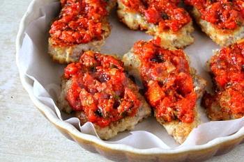 Шаг 6 приготовления Куриные бёдрышки без кости с овощами и сыром