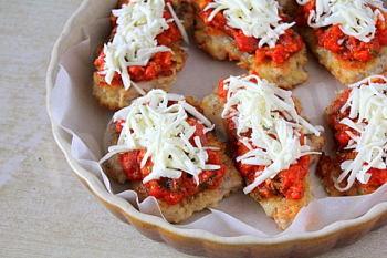 Шаг 7 приготовления Куриные бёдрышки без кости с овощами и сыром