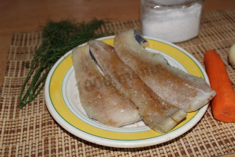 Шаг 2 приготовления Минтай в духовке с луком и морковью и укропом