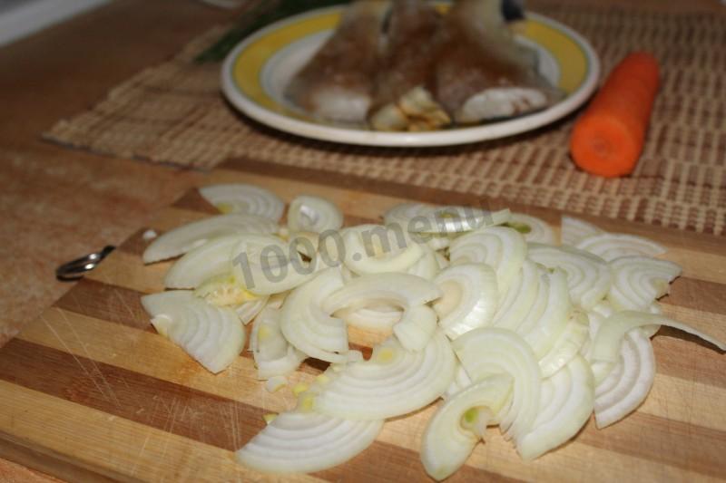Шаг 3 приготовления Минтай в духовке с луком и морковью и укропом