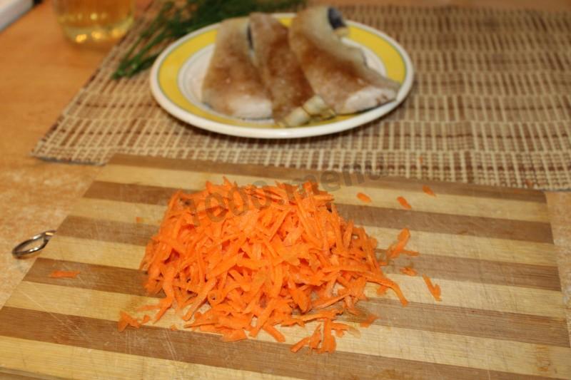 Шаг 5 приготовления Минтай в духовке с луком и морковью и укропом