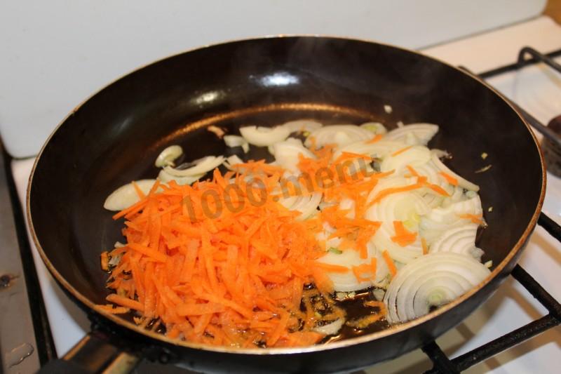 Шаг 6 приготовления Минтай в духовке с луком и морковью и укропом