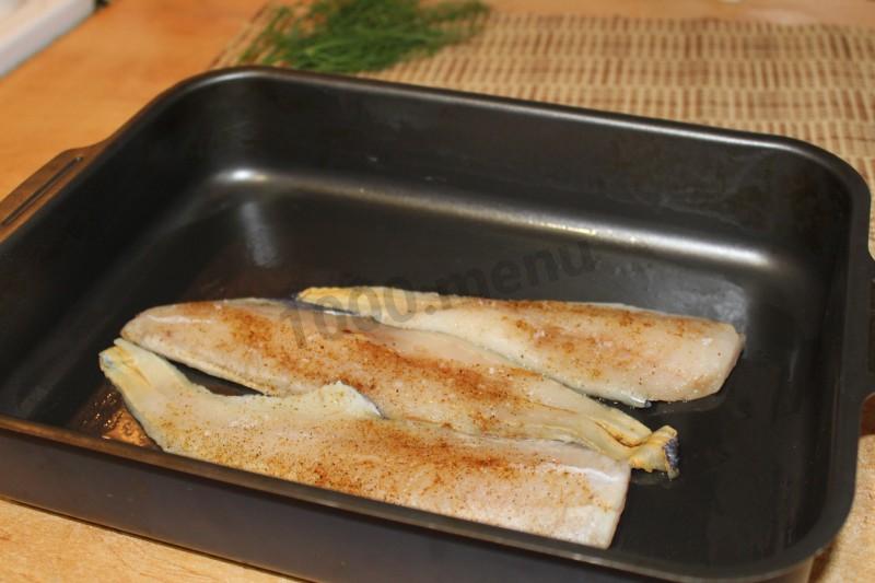 Шаг 7 приготовления Минтай в духовке с луком и морковью и укропом