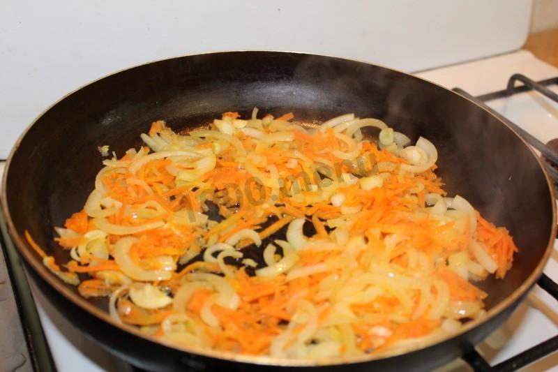 Шаг 8 приготовления Минтай в духовке с луком и морковью и укропом