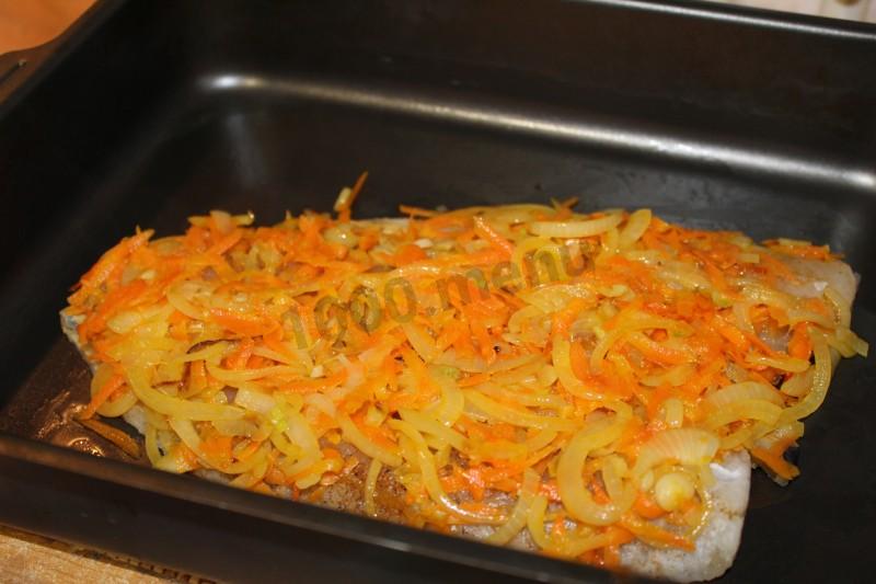 Шаг 9 приготовления Минтай в духовке с луком и морковью и укропом
