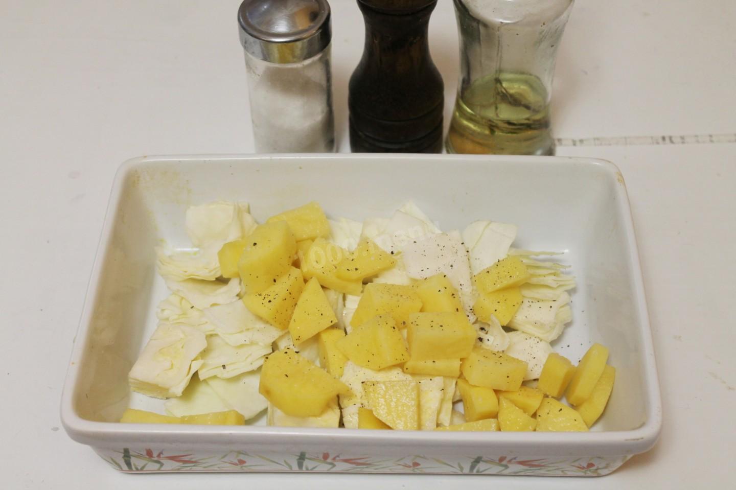 Шаг 4 приготовления Картошка с луком и капустой томленая под фольгой в духовке