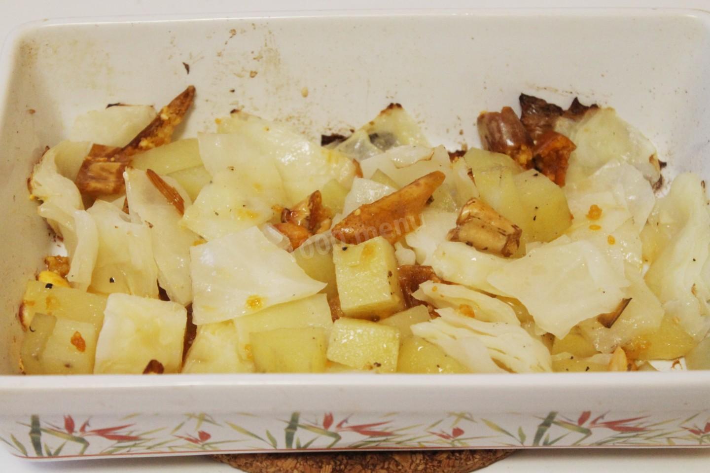 Шаг 7 приготовления Картошка с луком и капустой томленая под фольгой в духовке