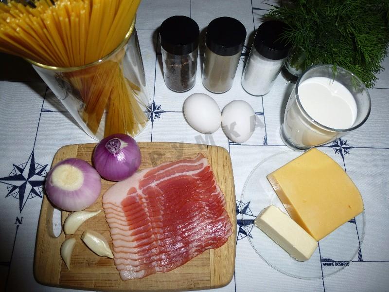 Шаг 1 приготовления Спагетти карбонара с луком, беконом, сыром и сливками
