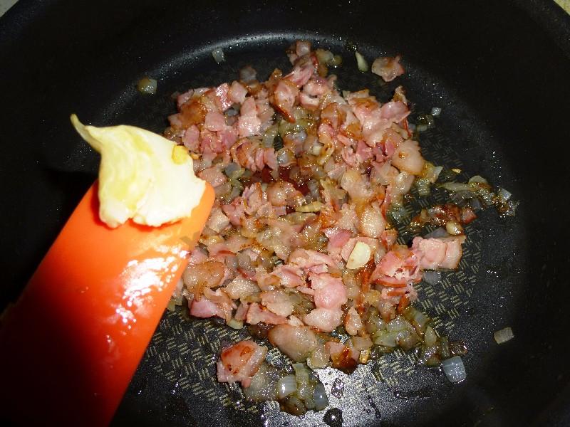 Шаг 10 приготовления Спагетти карбонара с луком, беконом, сыром и сливками