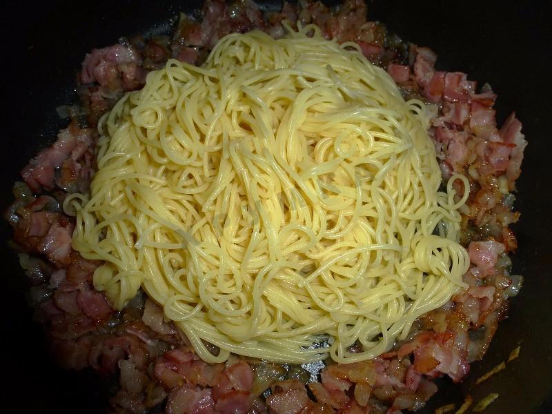 Шаг 13 приготовления Спагетти карбонара с луком, беконом, сыром и сливками