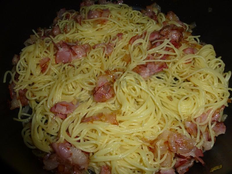 Шаг 14 приготовления Спагетти карбонара с луком, беконом, сыром и сливками