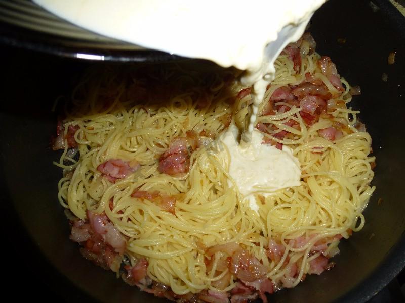 Шаг 15 приготовления Спагетти карбонара с луком, беконом, сыром и сливками