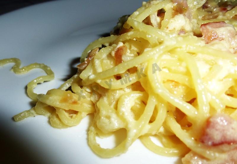 Шаг 16 приготовления Спагетти карбонара с луком, беконом, сыром и сливками
