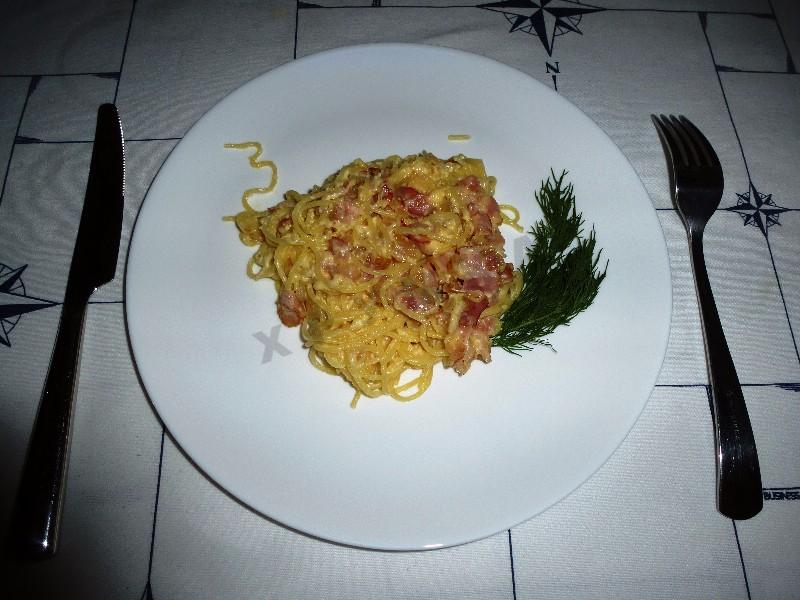 Шаг 17 приготовления Спагетти карбонара с луком, беконом, сыром и сливками