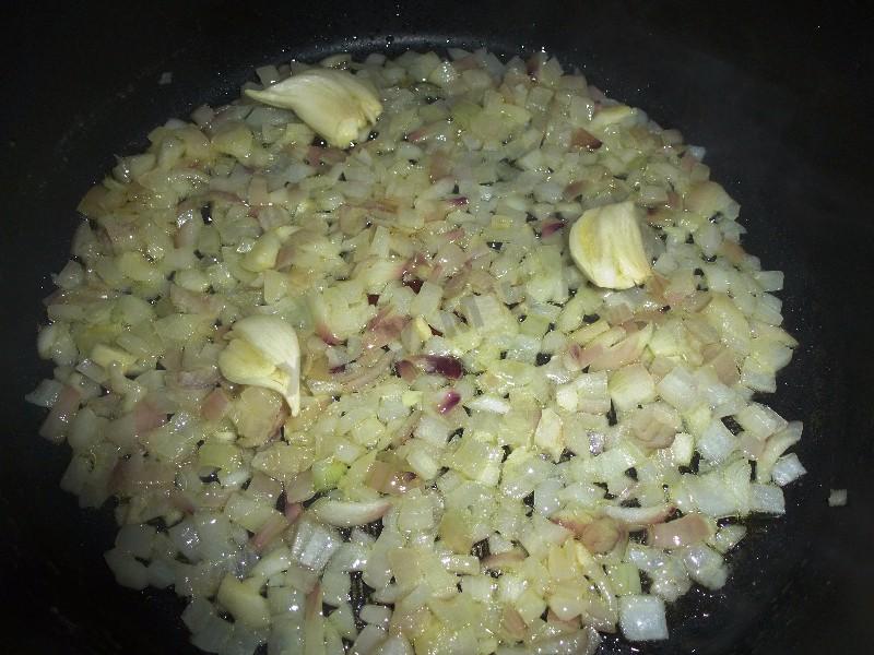 Шаг 3 приготовления Спагетти карбонара с луком, беконом, сыром и сливками