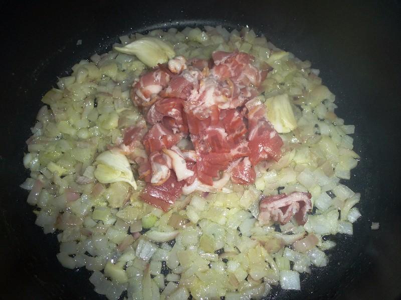 Шаг 4 приготовления Спагетти карбонара с луком, беконом, сыром и сливками
