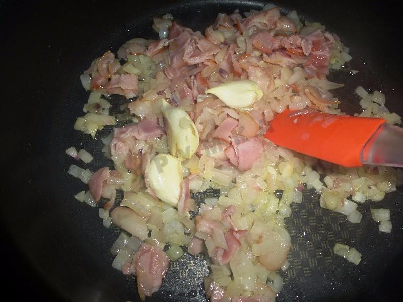 Шаг 5 приготовления Спагетти карбонара с луком, беконом, сыром и сливками