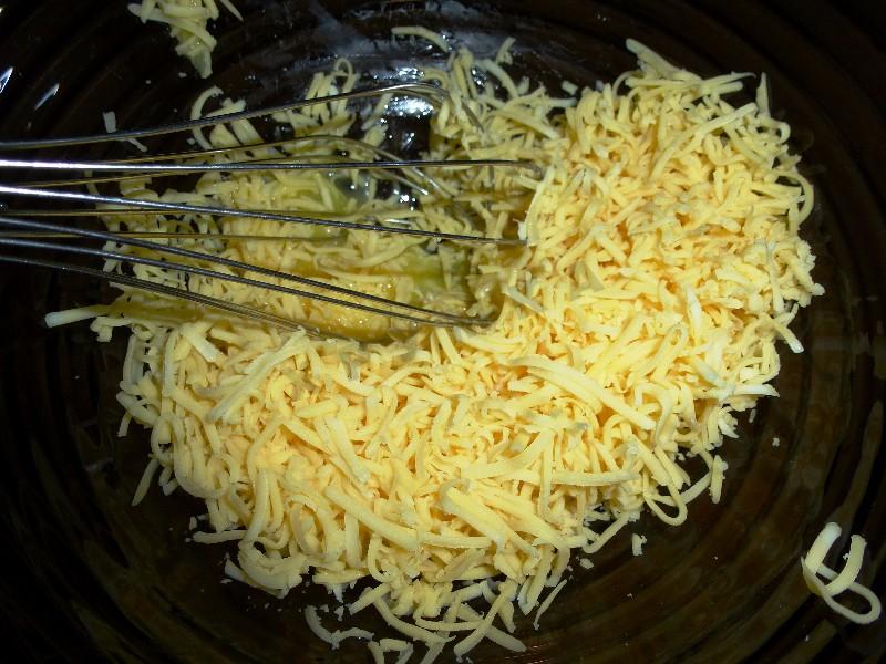 Шаг 7 приготовления Спагетти карбонара с луком, беконом, сыром и сливками