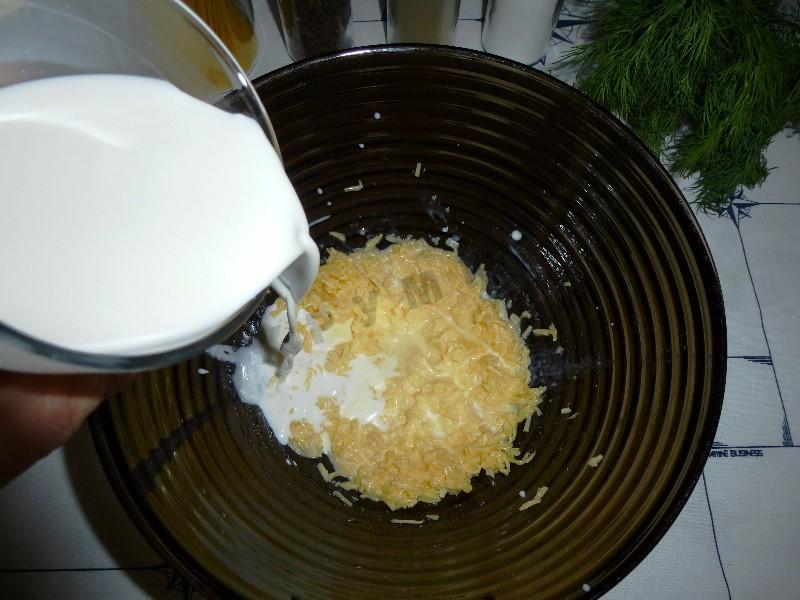 Шаг 8 приготовления Спагетти карбонара с луком, беконом, сыром и сливками