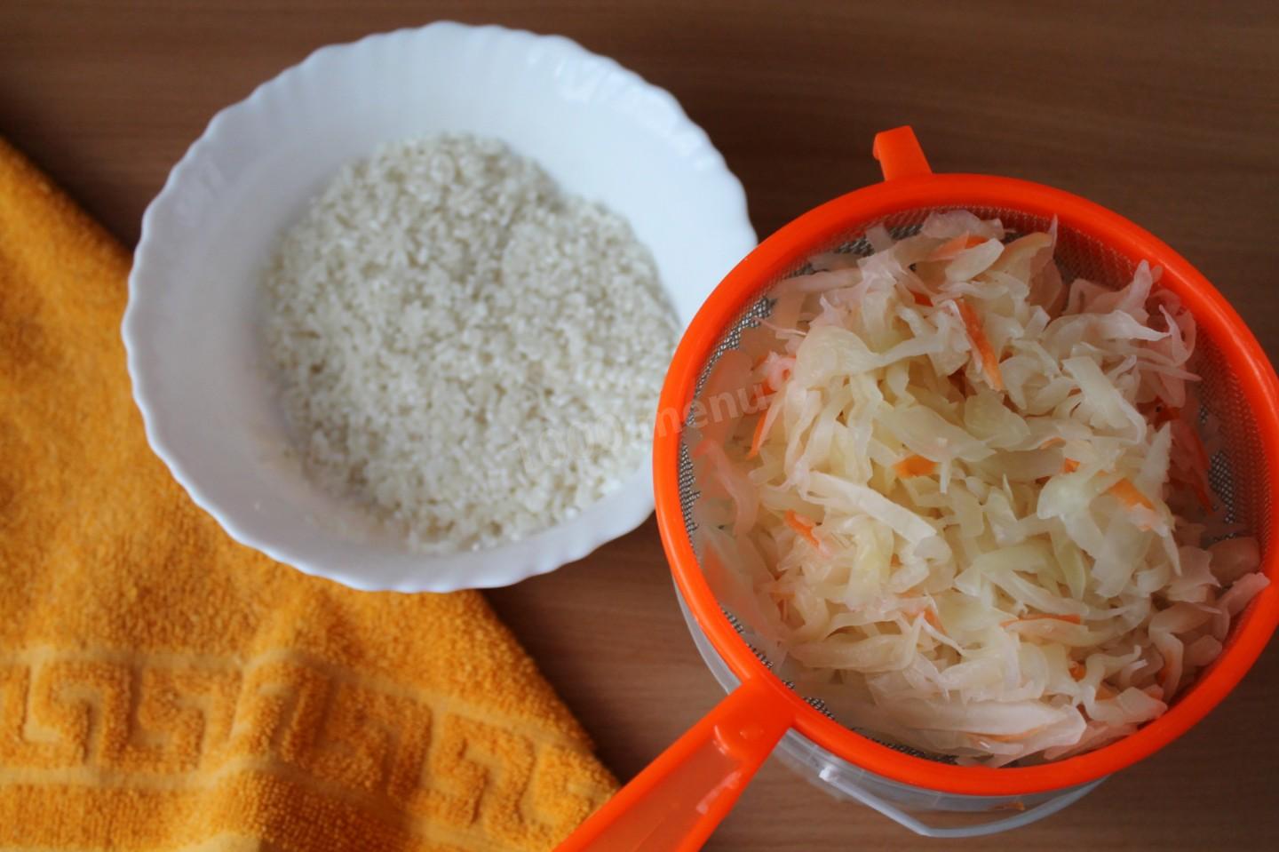 Шаг 2 приготовления Рис с квашеной капустой без моркови со свининой