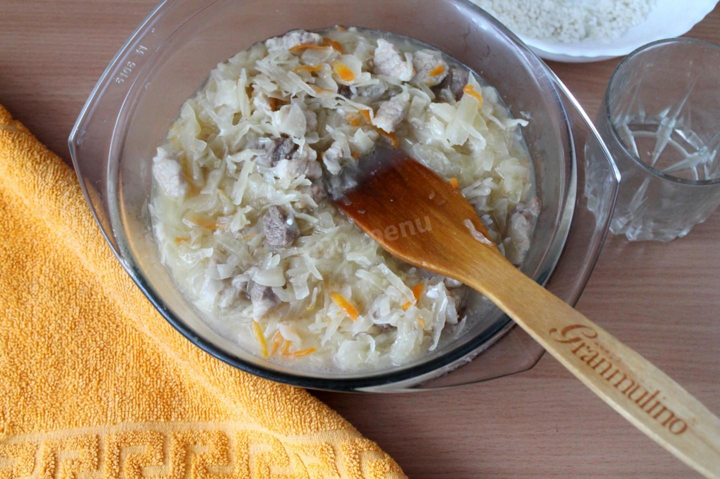 Шаг 5 приготовления Рис с квашеной капустой без моркови со свининой
