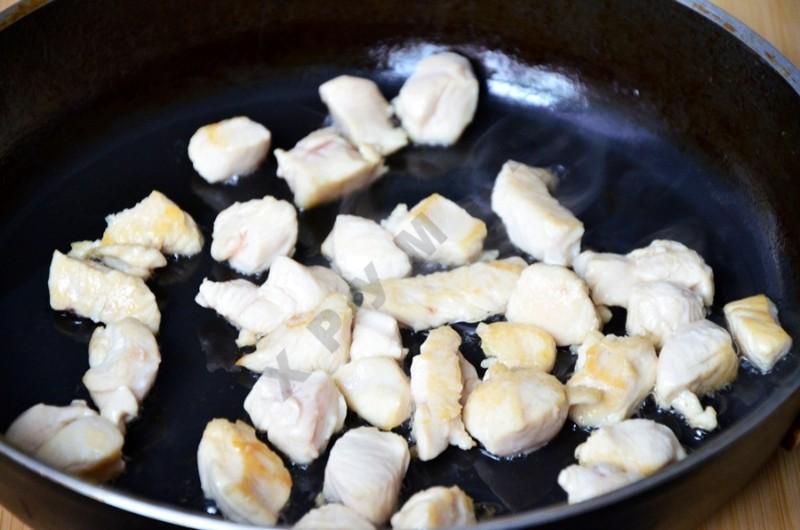 Шаг 4 приготовления Фарфалле с курицей в сливочном соусе