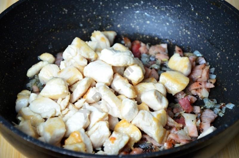 Шаг 5 приготовления Фарфалле с курицей в сливочном соусе