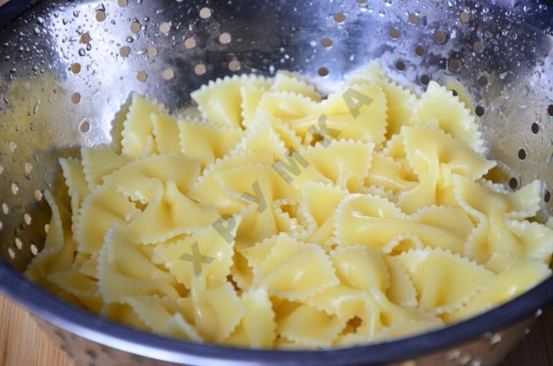 Шаг 7 приготовления Фарфалле с курицей в сливочном соусе