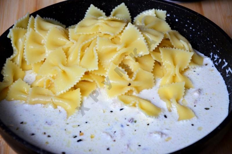 Шаг 8 приготовления Фарфалле с курицей в сливочном соусе