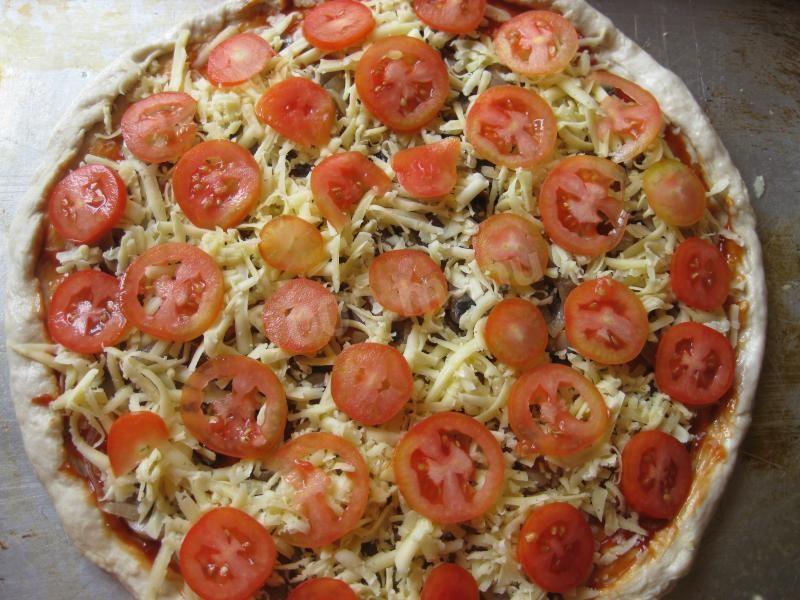 Шаг 13 приготовления Вегетарианская пицца с грибами и сыром в духовке