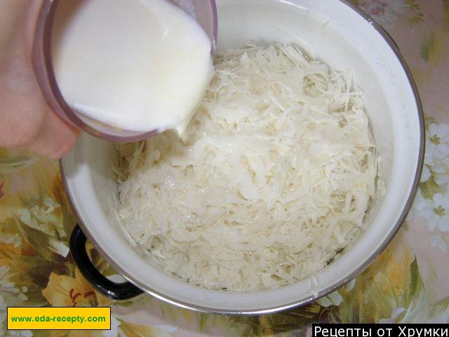 Шаг 3 приготовления Запеканка с овсяными хлопьями капустой и сыром на молоке