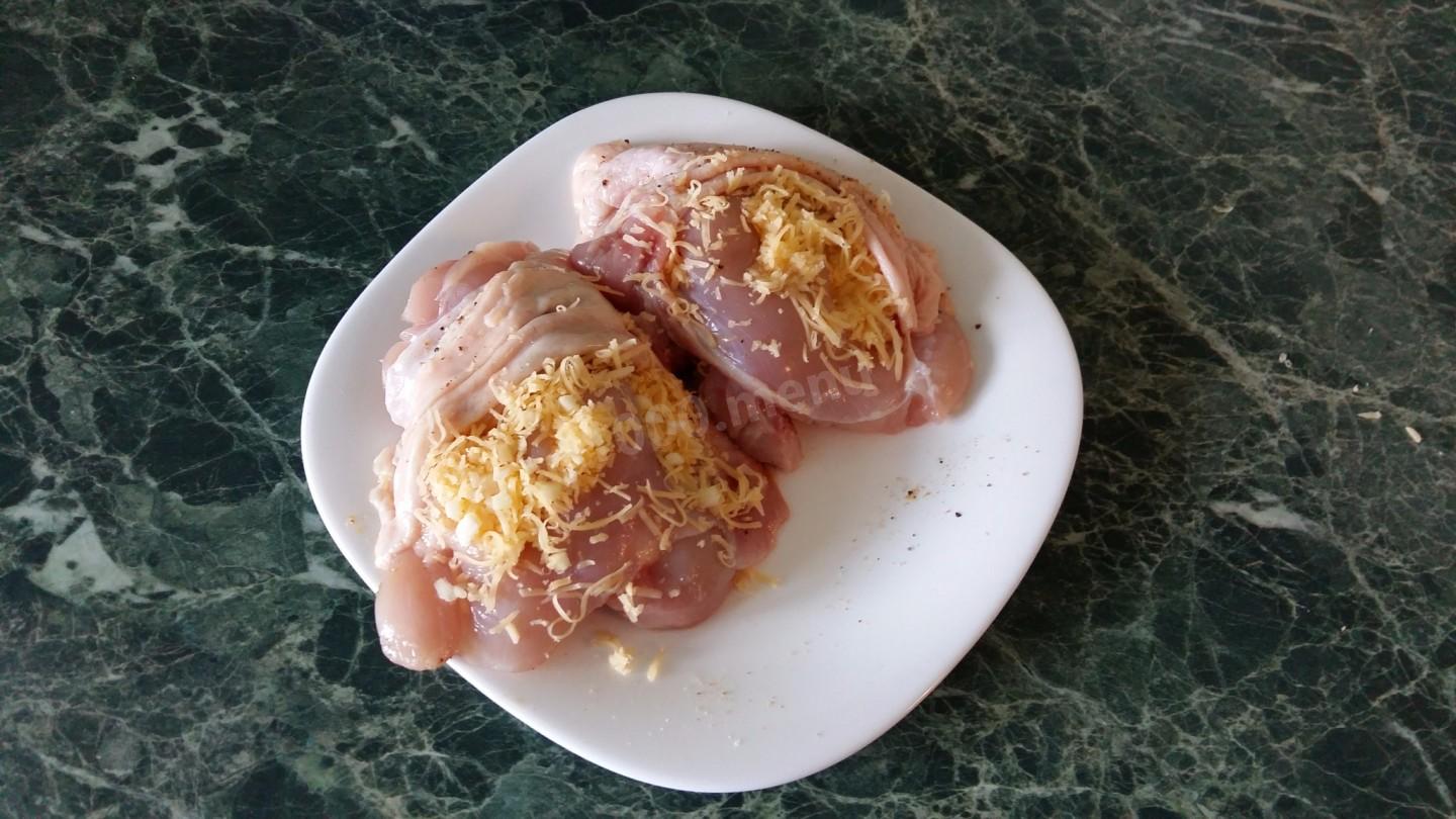 Шаг 4 приготовления Куриные бедра фаршированные сыром в духовке