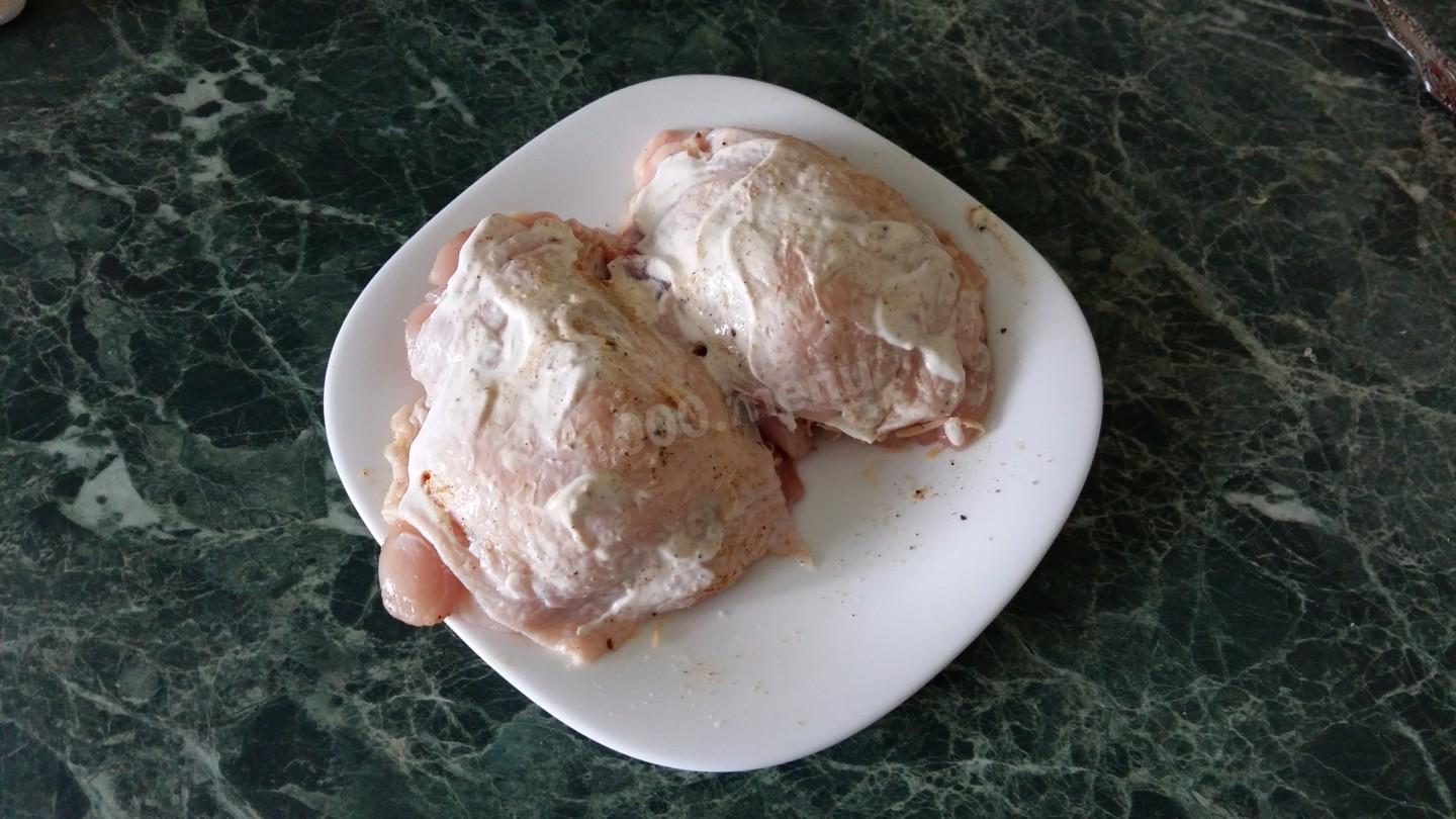 Шаг 5 приготовления Куриные бедра фаршированные сыром в духовке