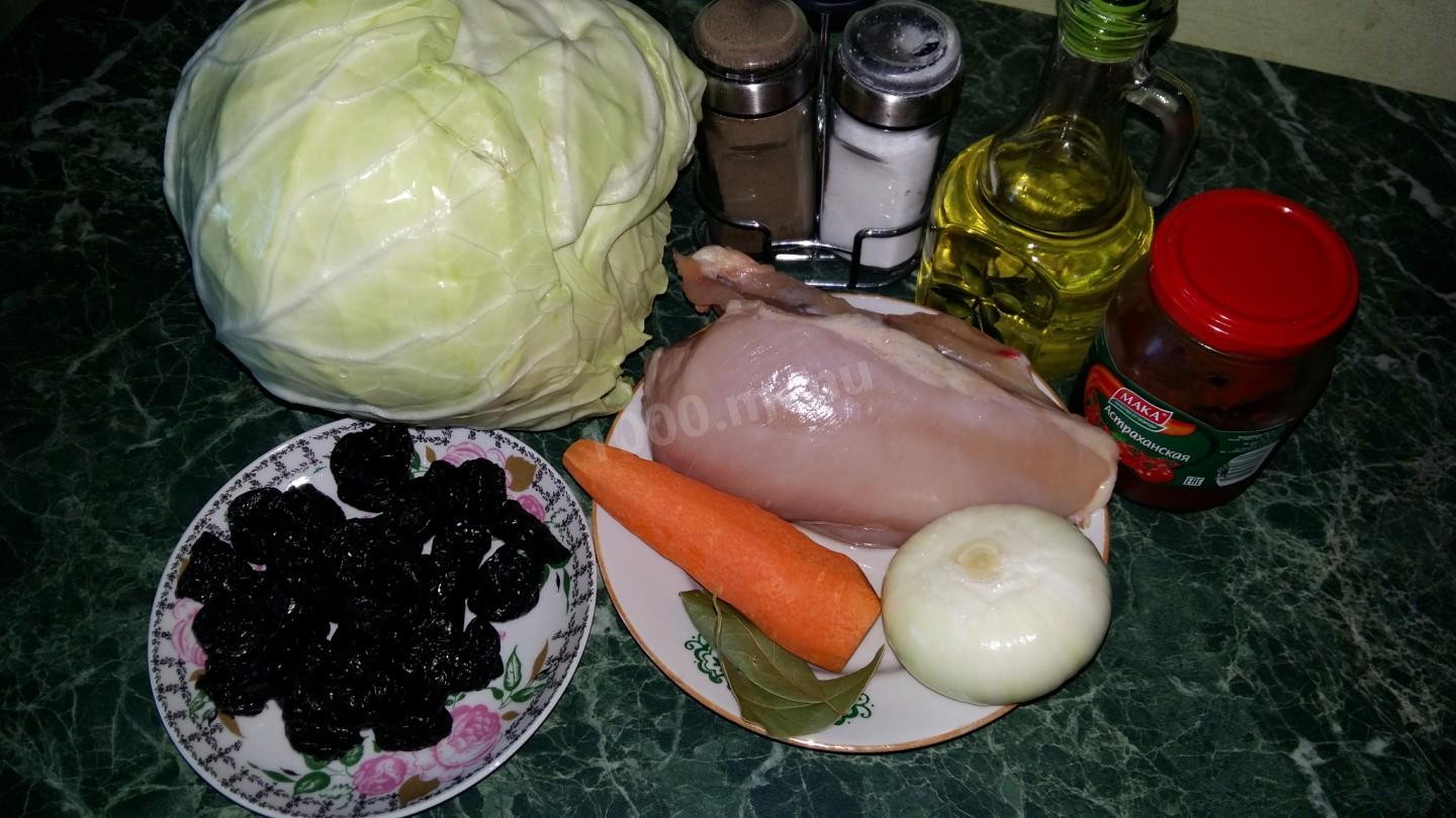 Шаг 1 приготовления Тушеная капуста с куриным филе, томатной пастой, черносливом