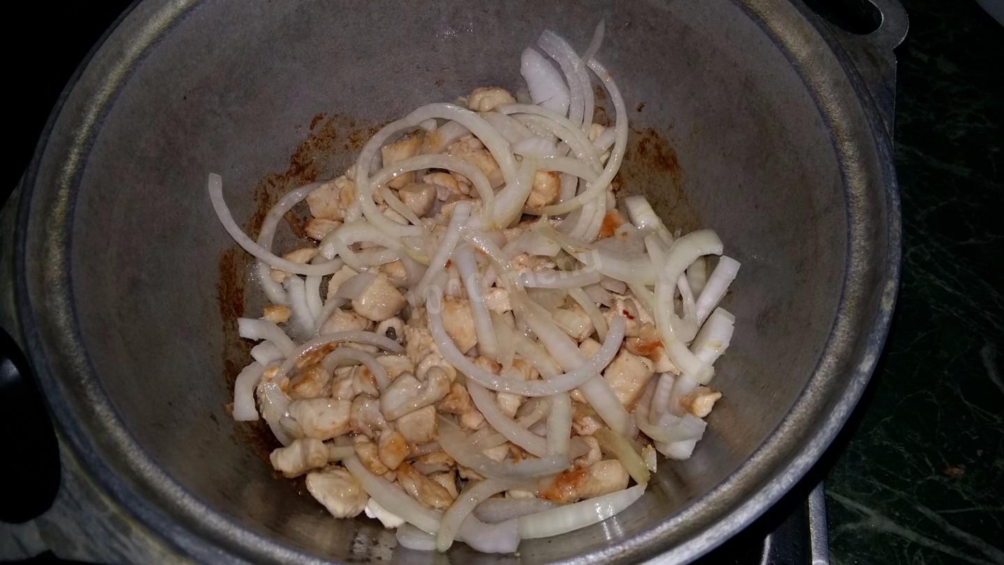 Шаг 3 приготовления Тушеная капуста с куриным филе, томатной пастой, черносливом
