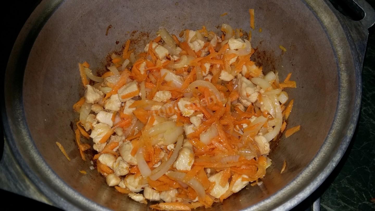 Шаг 4 приготовления Тушеная капуста с куриным филе, томатной пастой, черносливом