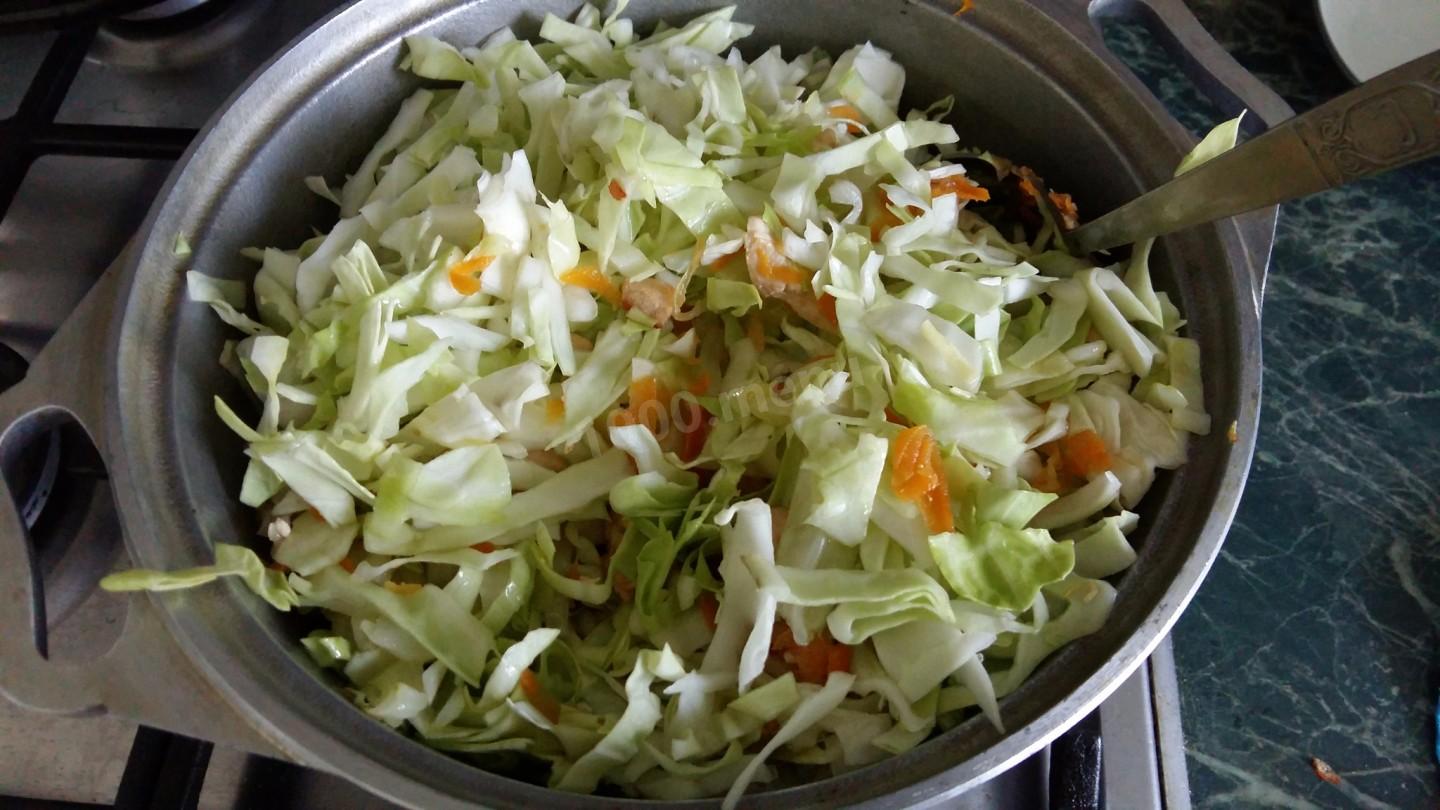 Шаг 5 приготовления Тушеная капуста с куриным филе, томатной пастой, черносливом