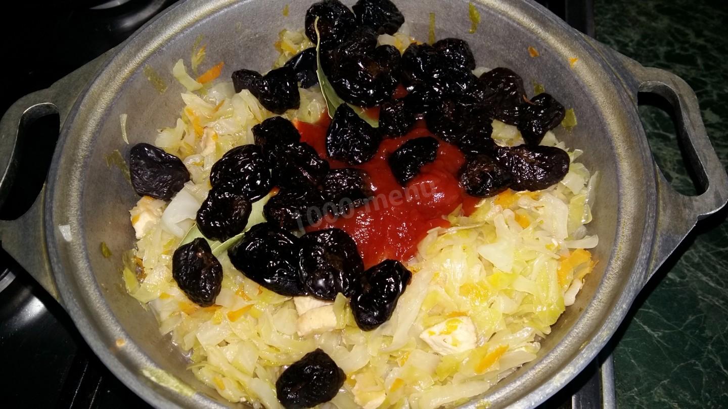 Шаг 6 приготовления Тушеная капуста с куриным филе, томатной пастой, черносливом