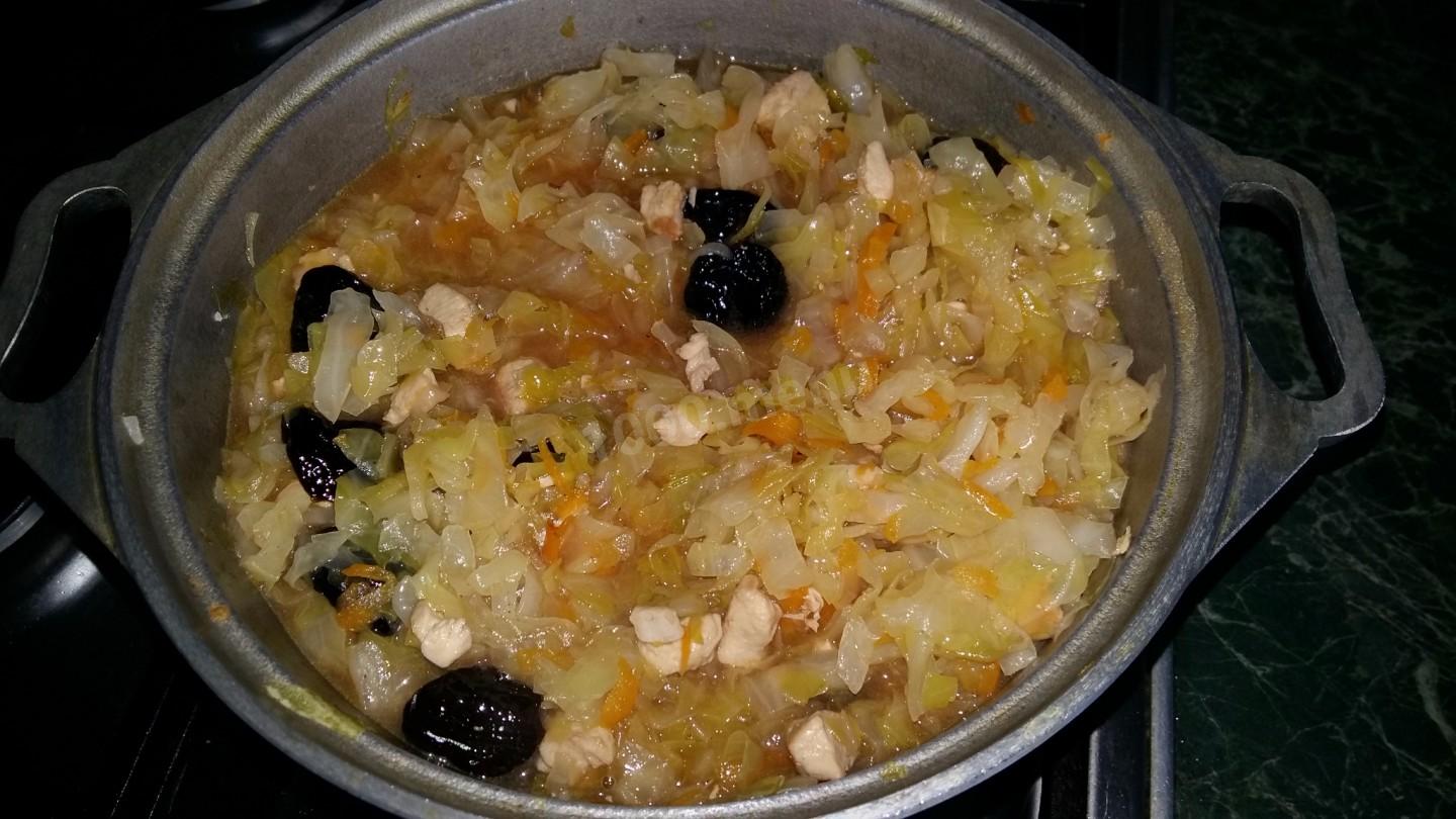 Шаг 7 приготовления Тушеная капуста с куриным филе, томатной пастой, черносливом