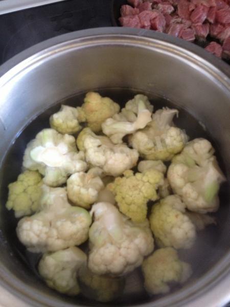 Шаг 3 приготовления Мясо в цветной капусте с овощами в духовке