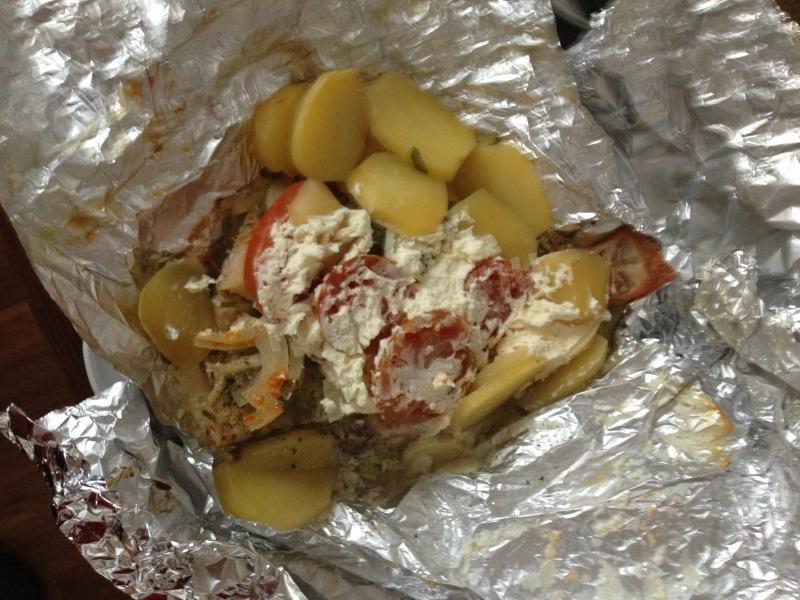 Шаг 13 приготовления Морской окунь с овощами в фольге