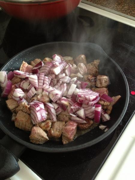 Шаг 2 приготовления Говядина с овощами и аджикой в горшочках