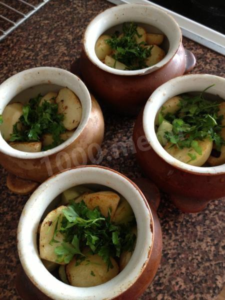 Шаг 7 приготовления Говядина с овощами и аджикой в горшочках
