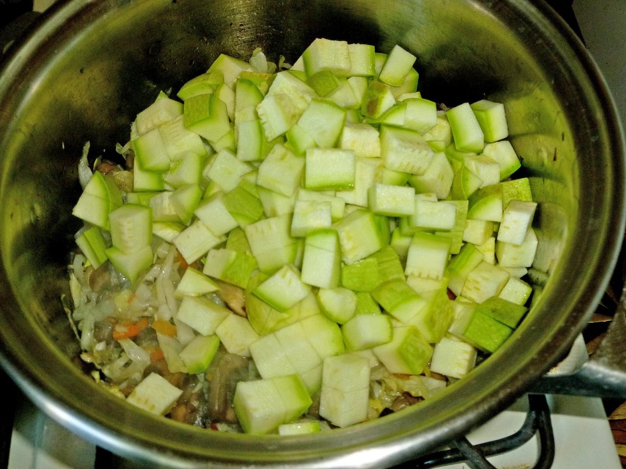 Шаг 11 приготовления Овощное рагу с грибами без картошки и мяса